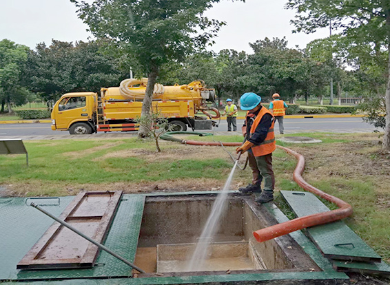 永安坝街道化油池清理