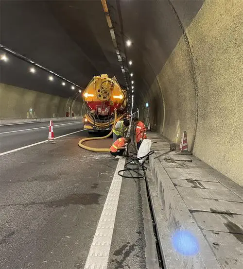 永安坝街道隧道排水渠清淤